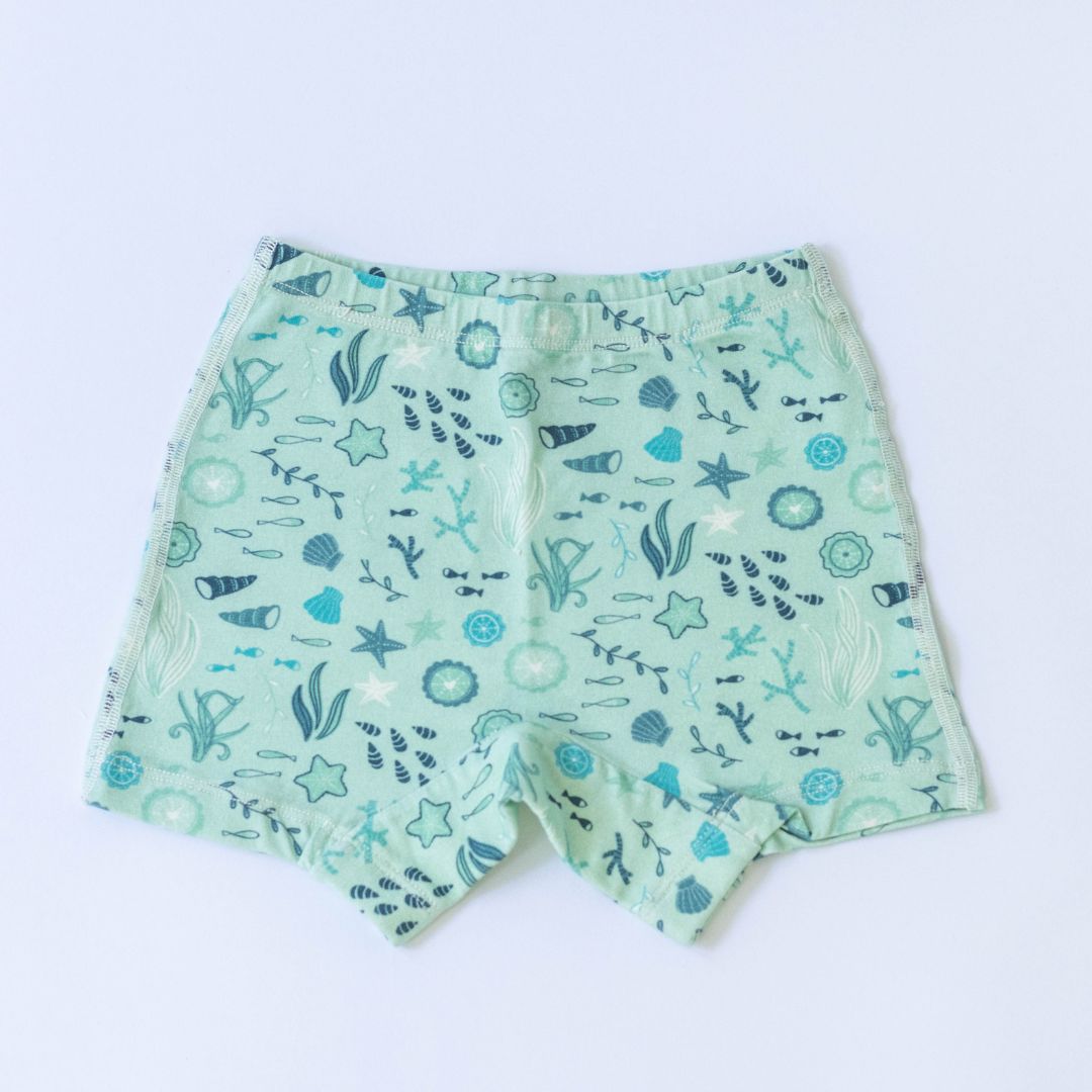 Crafted with 95% GOTS-certified organic cotton and 5% elastane, these boxer briefs provide exceptional breathability and flexibility, making them perfect for active girls with sensitive skin.